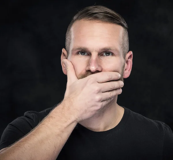 Man met de hand die betrekking hebben op zijn mond. — Stockfoto