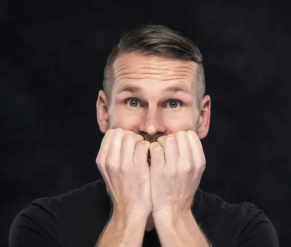 Schöner Mann hat Angst. — Stockfoto