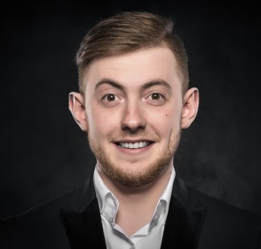 Siyah takım elbiseli genç yakışıklı adam..