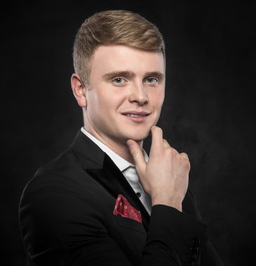 Siyah takım elbiseli genç yakışıklı adam..