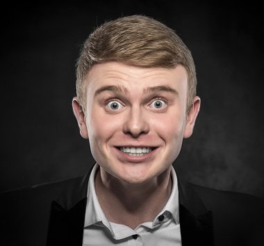 Şaşırmış bir adamın portresi.