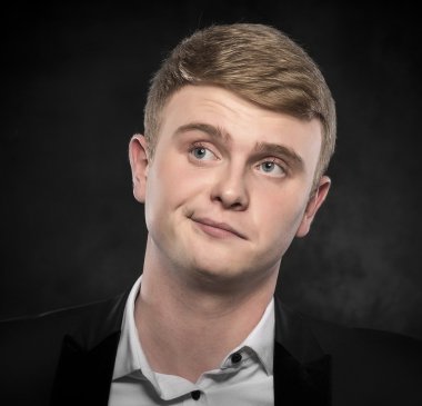 Takım elbiseli şüpheci işadamı.