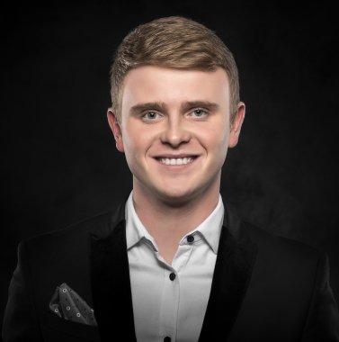 Siyah takım elbiseli genç yakışıklı adam..