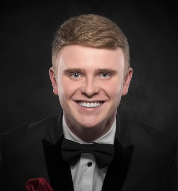 Siyah takım elbiseli genç yakışıklı adam..