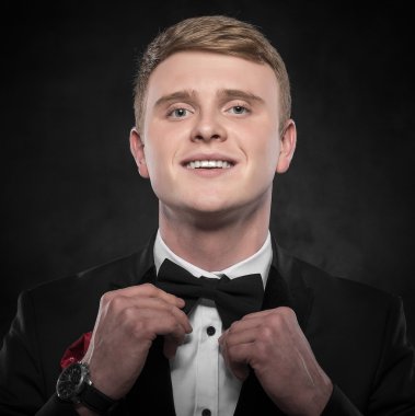 Siyah takım elbiseli genç yakışıklı adam..