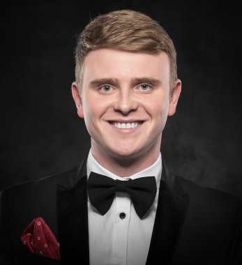 Siyah takım elbiseli genç yakışıklı adam..