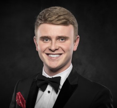 Siyah takım elbiseli genç yakışıklı adam..