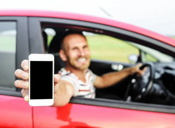 Hombre en coche mostrando el teléfono inteligente . — Foto de Stock
