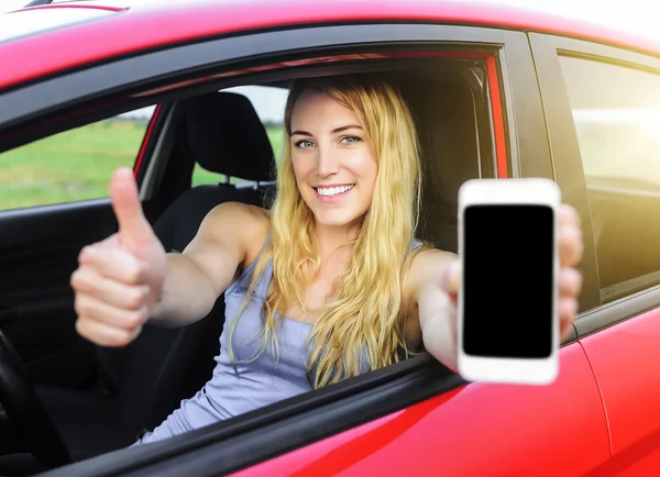 Motorista mulher mostrando seu smartphone . — Fotografia de Stock