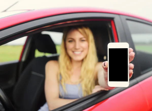 Motorista mulher mostrando seu smartphone . — Fotografia de Stock