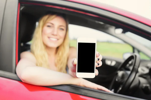 Γυναίκα οδηγός δείχνει smartphone. — Φωτογραφία Αρχείου