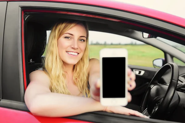 Sürücü kadın onun smartphone gösterilen. — Stok fotoğraf