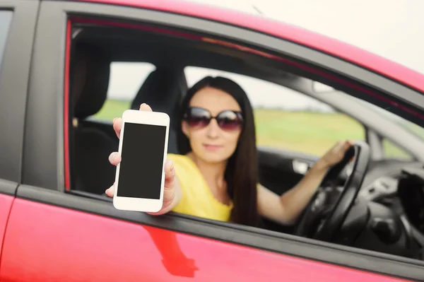 Sürücü kadın onun smartphone gösterilen. — Stok fotoğraf