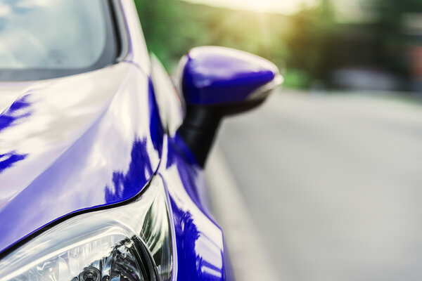 автомобиль на дороге.