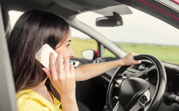 Kvinna på bilen. — Stockfoto