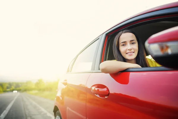 Belle femme dans une voiture. — Photo