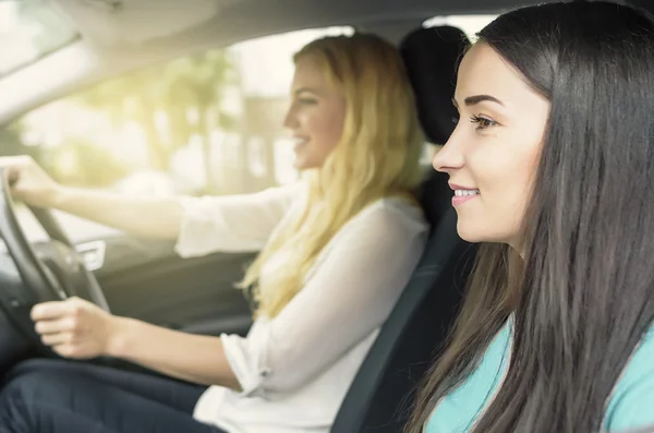 Två flickor i bilen. — Stockfoto