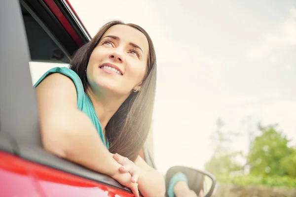 Vrouw in rode auto. — Stockfoto