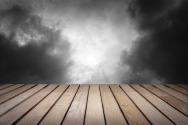 Ahşap platform ve gökyüzü.