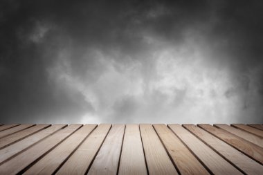 Ahşap platform ve gökyüzü.