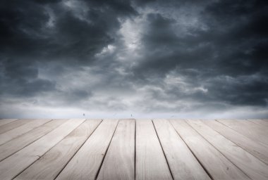 Karanlık fırtınalı gökyüzü ve denizin dalgaları.