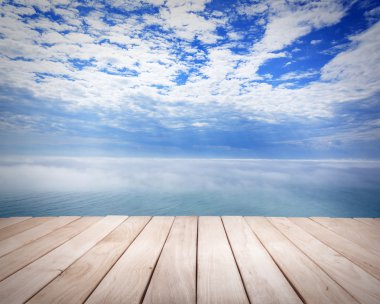 bulutlar ile deniz manzarası