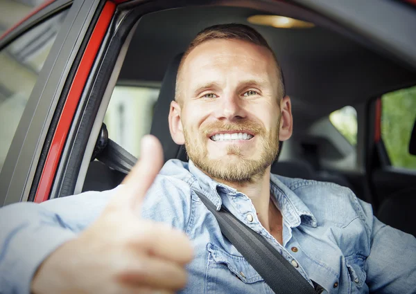 Man aan het stuur van zijn nieuwe auto — Stockfoto