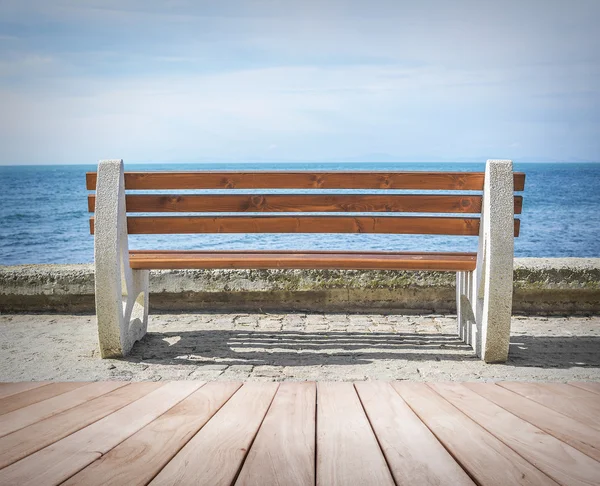 Banco y mar vacíos . — Foto de Stock