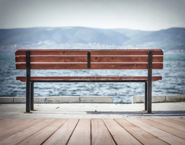 Empty bench and sea. — Stock Photo, Image