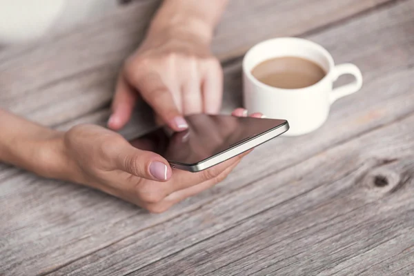 Mano usando teléfono con pantalla en blanco . — Foto de Stock