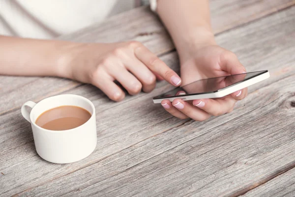 Mano usando teléfono con pantalla en blanco . — Foto de Stock