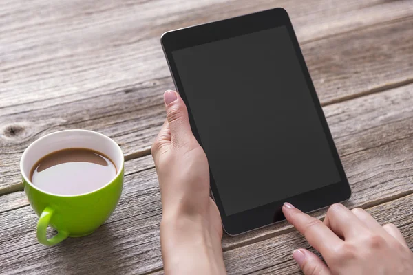 Digitale tabletcomputer in vrouwelijke handen. — Stockfoto