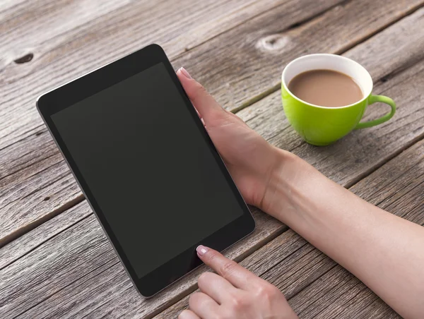 Computador tablet digital em mãos femininas . — Fotografia de Stock