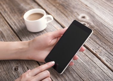 Telefon ile boş ekran kullanarak ele.