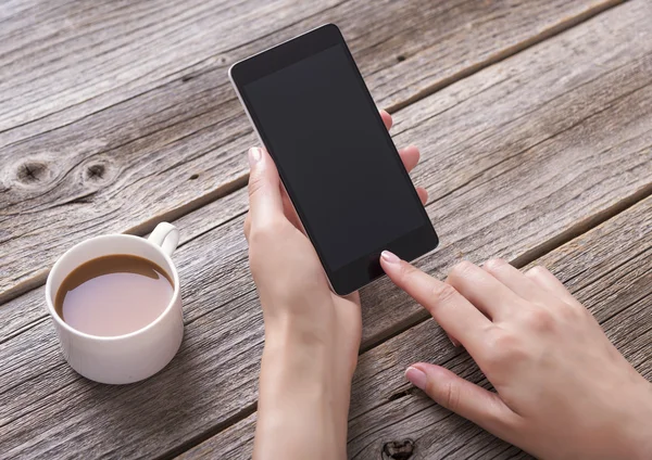 Mano utilizzando il telefono con schermo vuoto . — Foto Stock