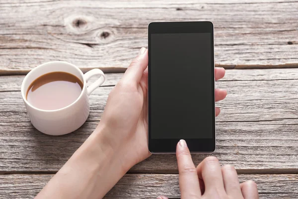 Mano usando teléfono con pantalla en blanco . —  Fotos de Stock