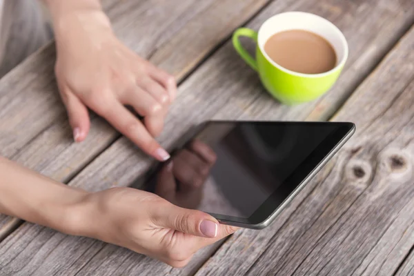 Tablet computer digitale in mani femminili . — Foto Stock