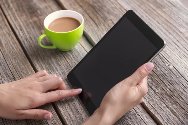 Computador tablet digital em mãos femininas . — Fotografia de Stock