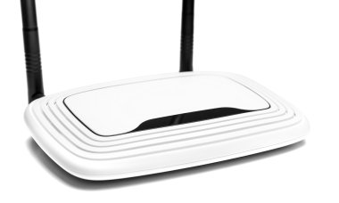 Beyaz yönlendirici izole.