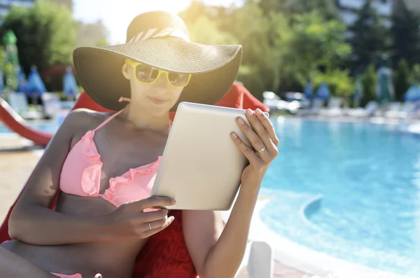 Mujer sosteniendo la tableta pc — Foto de Stock