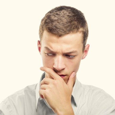 düşünceli delikanlı.