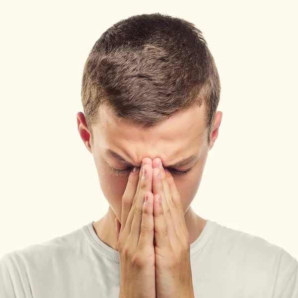年轻男子祈祷或思维 — 图库照片