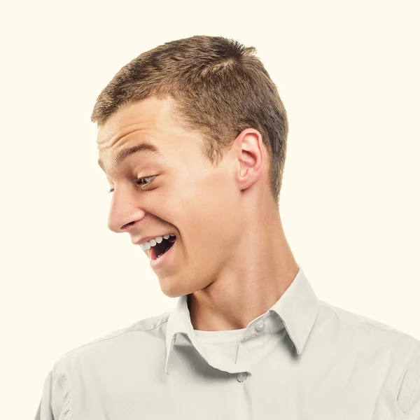 Молодой человек улыбается — стоковое фото