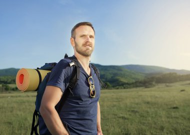 Uzun yürüyüşe çıkan kimse yamaca.