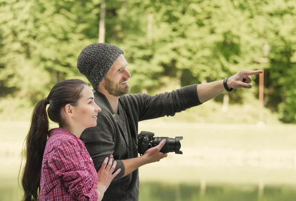 Pareja feliz turistas en la naturaleza — Foto de Stock