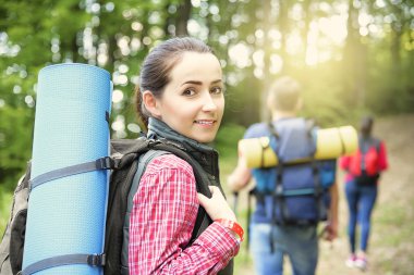 yürüyüşçü orman.