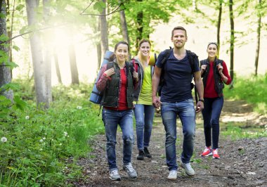 yürüyüşçü orman.