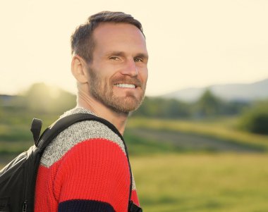 Sırt çantası ile seyahat adam.