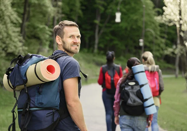 Turisté v lese. — Stock fotografie