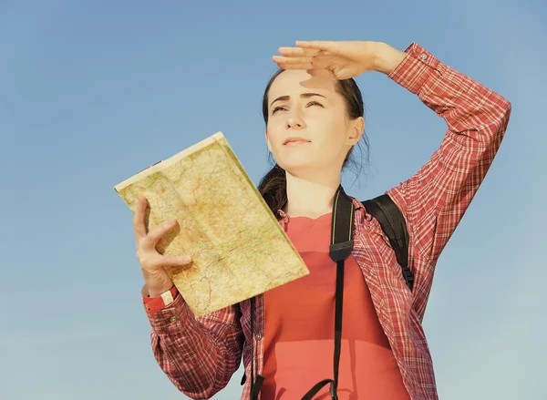 Girl tourist looks into the distance — Stock Photo, Image